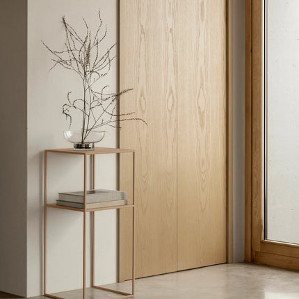 Blomus vaas laag Miyabi, kleur helder glas - zuiltafel Fera, kleur Nomad - www.bath-living.com