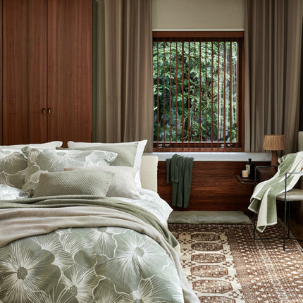Vandyck Bloomline Pistache dekbedovertrek - Pure 82 sloop Thyme - Home Serina sprei Stone en Thyme - www.bath-living.com