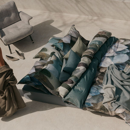 Vandyck dekbedovertrek Dawnpetal en Earthflow - sprei en kussensloop Home Bellavita Dusty Blue - kussensloop Home Pique Faded Denim - www.bath-living.com
