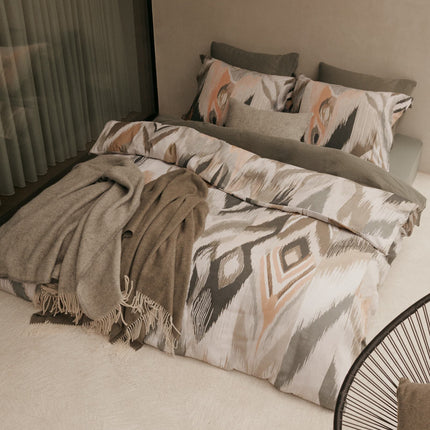 Vandyck dekbedovertrek Drift en Pure 07 in Earth Green - Home 99 sprei en sloop Grey en Home Serina sprei Thyme - www.bath-living.com