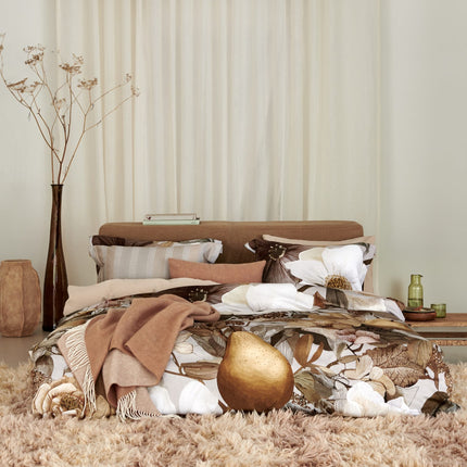 Vandyck dekbedovertrekken Dustbloom en Softline - Home Bellavita Soft Tan sprei en kussensloop - www.bath-living.com