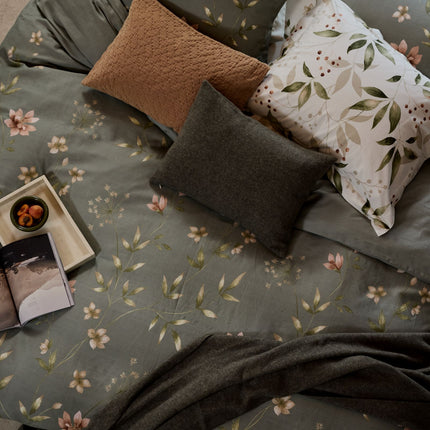 Vandyck dekbedovertrekken Fleurine en Mosswood - Sprei en sloop Home Serina - Sloop Pure 10 - www.bath-living.com