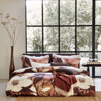Vandyck gebloemd dekbedovertrek Floravine in roze en bruin en offwhite Cotton Dream dekbedovertrek met ruches met roodbruine sprei en donkerbruine sierkussens
