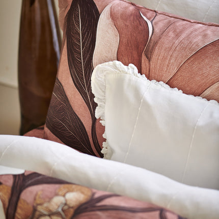 Vandyck dekbedovertrekken Floravine in roze bruin en Cotton Dream met ruches in offwhite