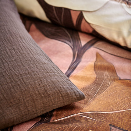 Vandyck Pure 68 sprei van garment dyed katoen in donkerbruin op roze dekbedovertrek Floravine met bladeren in bruintinten