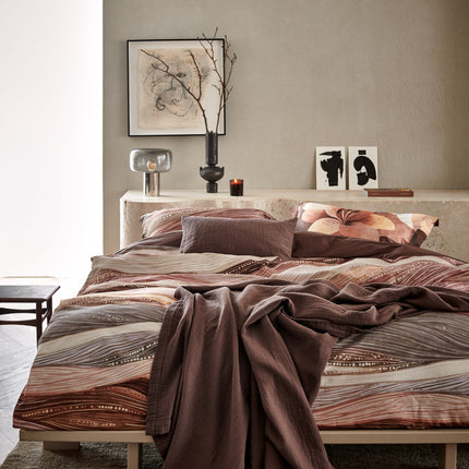 Vandyck Flowfield dekbedovertrek met golvende vlakken en lijnen in blush roze paars en bruintinten met donkerbruine sprei en sloop Pure 68 Dark Truffle