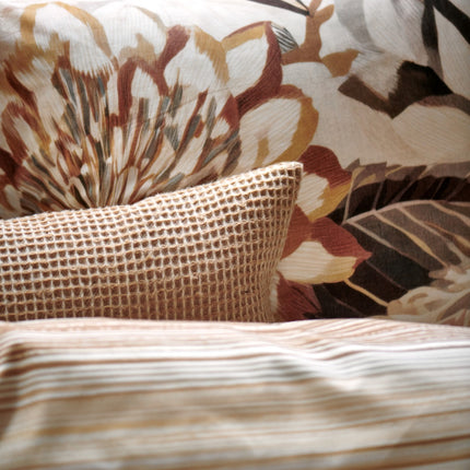Vandyck Home 95 kussensloop Soft Tan - Wild Bloom en Muse dekbedovertrek - www.bath-living.com