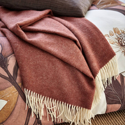 Vandyck Floravine dekbedovertrek met Home Bellavita sprei / plaid Mocca - Pure 68 kussensloop Dark Truffle -www.bath-living.com