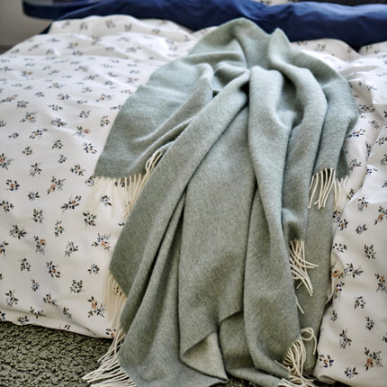 Vandyck dekbedovertrek Pure Rose Blue Ink met Home Bellavita sprei / plaid Smoke Green - www.bath-living.com