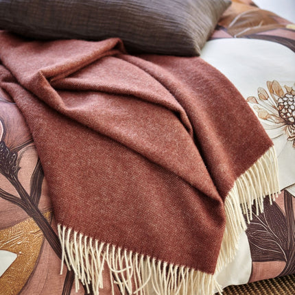Vandyck dekbedovertrek met Home Bellavita sprei / plaid Mocca - www.bath-living.com