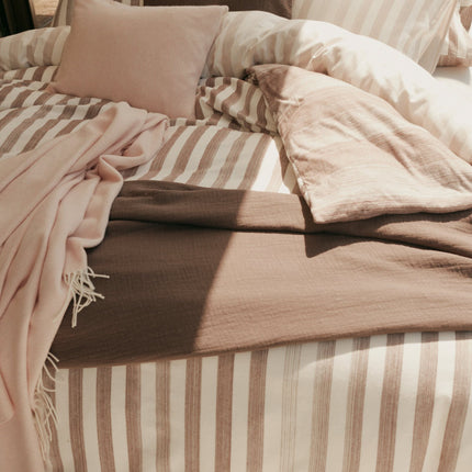 Vandyck Home Brenta Blush en Dark Truffle - Pure 68 sprei Dark Truffle - Home Serina sprei Blossom - www.bath-living.com