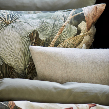 Vandyck grijs sierkussensloop merinowol cashmere bij groen dekbedovertrek met bloemen in bruinten - www.bath-living.com