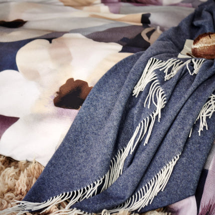 Vandyck dekbedovertrek Nightbloom met Home Serina sprei / plaid Blue Ink - www.bath-living.com
