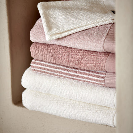 Vandyck Home badtextiel in White & Sepia Pink - www.bath-living.com
