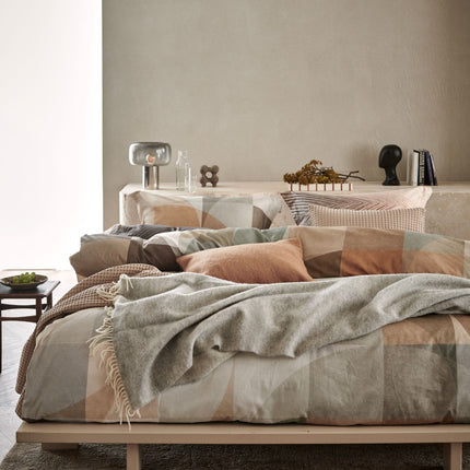 Vandyck dekbedovertrek Muted Shapes - Home Bellavita sprei Cool Grey en kussensloop Soft Tan - Home Pique Linen - www.bath-living.com