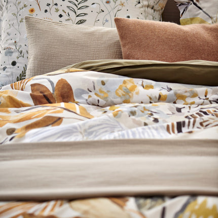 Vandyck spreisloop Pure 68 Linen en Home Bellavita Soft Tan - dekbedovertrekken Wildling en Formflora - www.bath-living.com