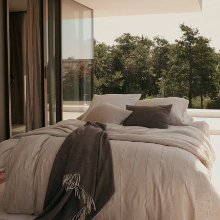 Vandyck Pure dekbedovertrekken Linea en Flow - Sprei en kussensloop Home Serina Espresso en Home 95 Cream Tan - www.bath-living.com