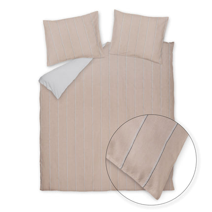 Vandyck Pure Linea Blush roze dekbedovertrek met verticale witte lijnen en subtiele donkere streepjes