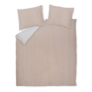 Vandyck Pure Linea Blush roze dekbedovertrek met subtiele verticale lijnen en effen witte onderzijde