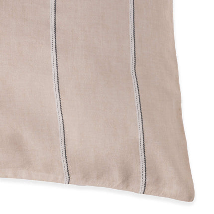 Vandyck Pure Linea Blush roze kussensloop met verticale witte lijnen en subtiele donkere streepjes