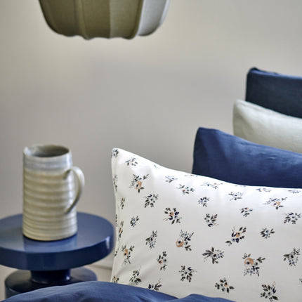 Vandyck Pure Rose dekbedovertrek in Blue Ink met kleine blauwe bloemetjes landelijke stijl en pure 84 dekbedovertrek in donkerblauwe kleur Blue Ink