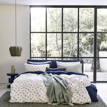 Vandyck Pure dekbedovertrekken met Home Bellavita sprei in Smoke Green en kussensloop in Oceanview - www.bath-living.com