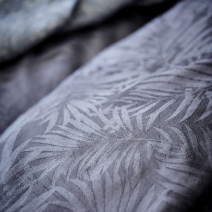 Vandyck Purity Alba dekbedovertrek in donkerblauw kleur Blue Ink detail van de ingeweven print met blader motief