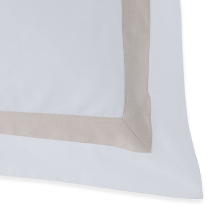 Vandyck Purity Allura overtrekset Linen - witte kussensloop met beige border (PUD26202)