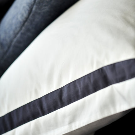 Vandyck witte kussensloop Purity Allura met donkerblauwe rand en Home Serina sierkussensloop Blue Ink