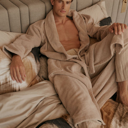 Vandyck badjas Ranger Almond - dekbedovertrek Weave en Purity 87 Stone - www.bath-living.com