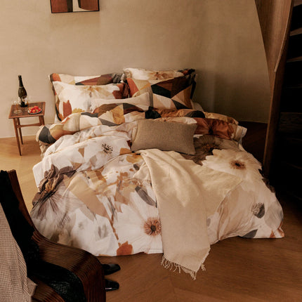 Vandyck beddengoed in herfstkleuren met gewafelde sprei met franjes in crème kleur en gewafelde sierkussensloop 40x55 cm in lichtbruin