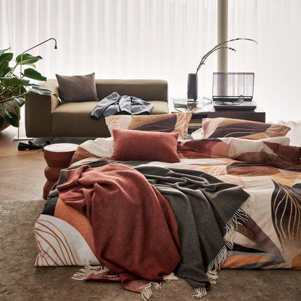Vandyck Velora dekbedovertrek met Home spreien, Bellavita Mocca en Serina Espresso - www.bath-living.com