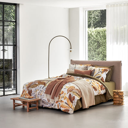 Vandyck Wildling en Formflora - sprei Home Bellavita Soft Tan en Pure 68 Linen - Washed Cotton Martini Olive - www.bath-living.com