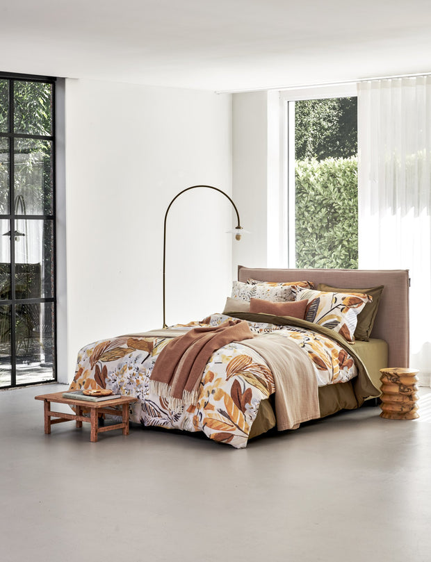 Vandyck Wildling en Formflora - sprei Home Bellavita Soft Tan en Pure 68 Linen - Washed Cotton Martini Olive - www.bath-living.com