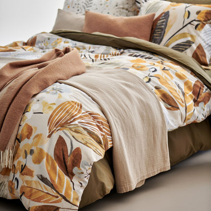 Vandyck dekbedovertrek Wildling en Washed Cotton Martini Olive - sprei Home Bellavita Soft Tan en Pure 68 Linen - www.bath-living.com
