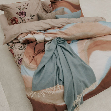 Vandyck Zen Flow dekbedovertrek met Home Bellavita sprei Dusty Blue en kussensloop Cool Grey - www.bath-living.com