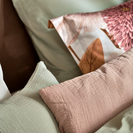 Vandyck Satin Luxe dekbedovertrek Smoke Green - Pure 68 kussenslopen Smoke Green & Blush - Lunaria - www.bath-living.com