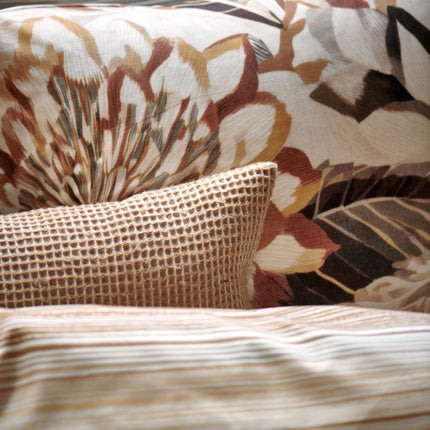Vandyck Home 95 kussensloop Soft Tan - Wild Bloom en Muse dekbedovertrek - www.bath-living.com