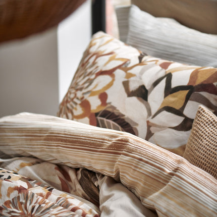 Vandyck dekbedovertrekken Muse en Wild Bloom - spreisloop Home 95 Soft Tan - www.bath-living.com