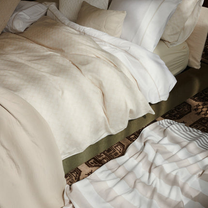 Vandyck Amalfi strandlaken Almond - Pure Aura dekbedovertrek Stone - Pure Torino dekbedovertrek White - www.bath-living.com