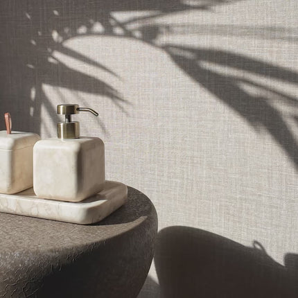 Aquanova badkamer accessoires Blake in kleur Desert - beige natuurstenen schaaltje, kubusvormig potje met deksel en vierkant zeeppompje